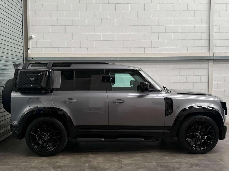 Land Rover Defender 110 view 4