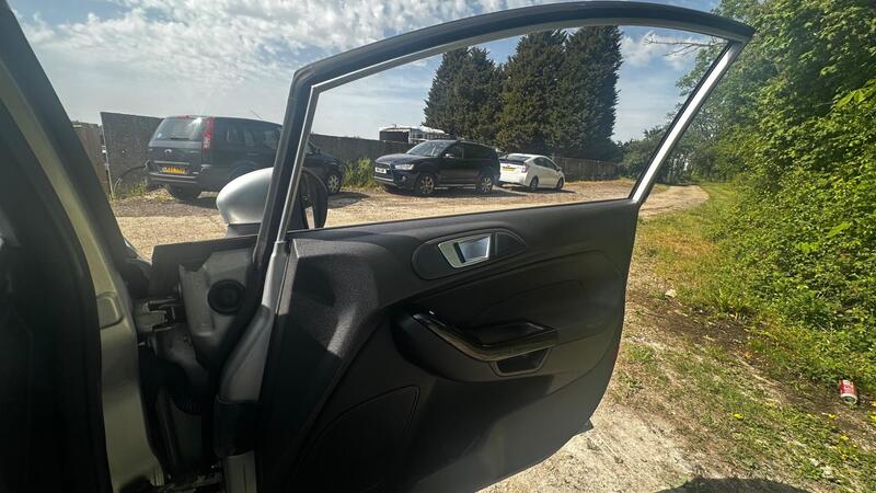 2013 Ford Fiesta — photo 10