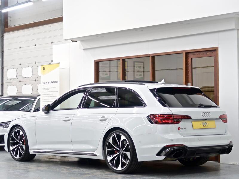 Audi RS4 Avant view 3