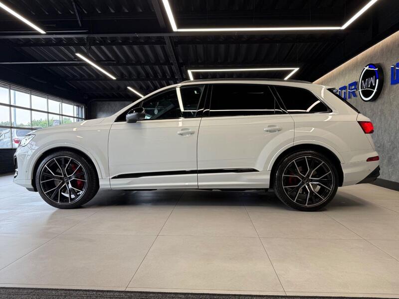 Audi SQ7 view 4