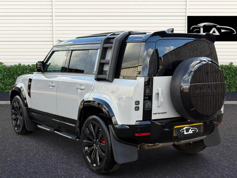 Land Rover Defender 110 view 5