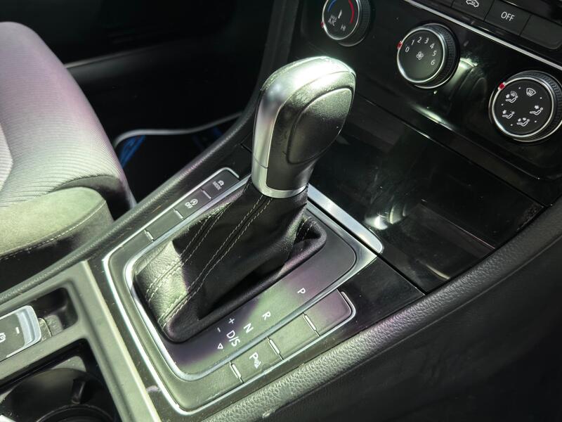 Volkswagen Golf view 6
