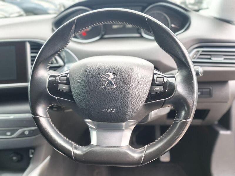Peugeot 308 view 3