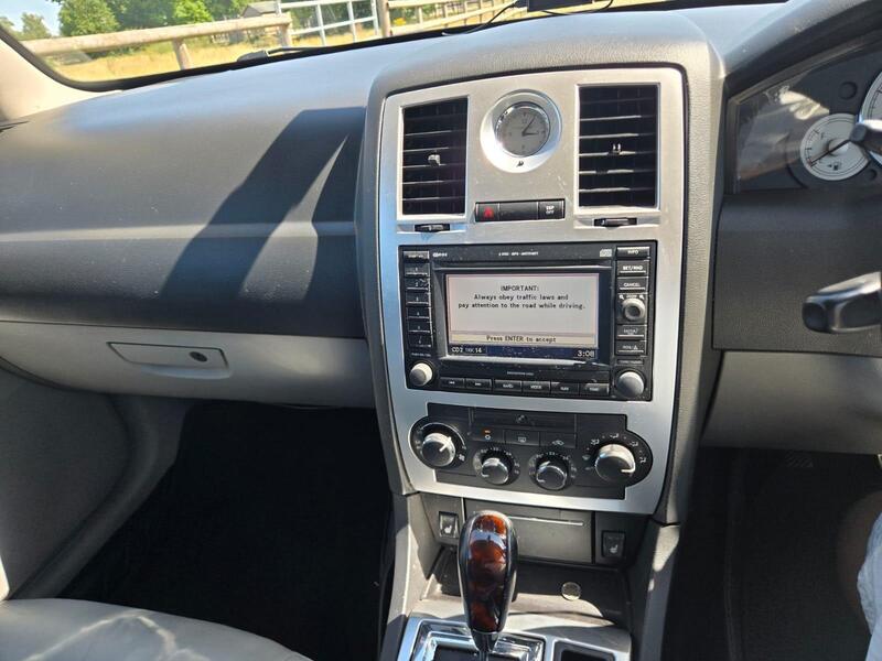 Chrysler 300c view 4