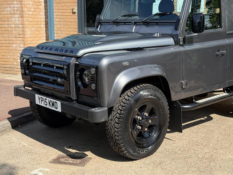 Land Rover Defender 90 view 2