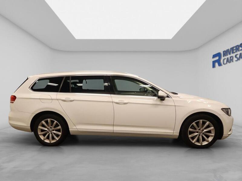 Volkswagen Passat view 3