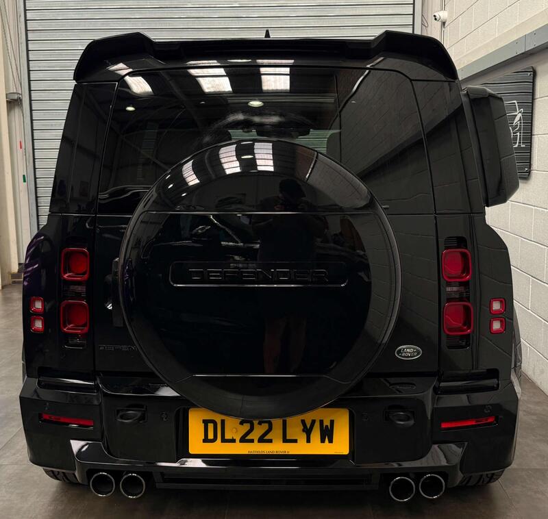 Land Rover Defender 110 view 7