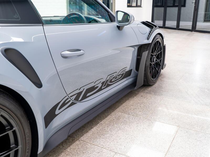 Porsche 911 view 7