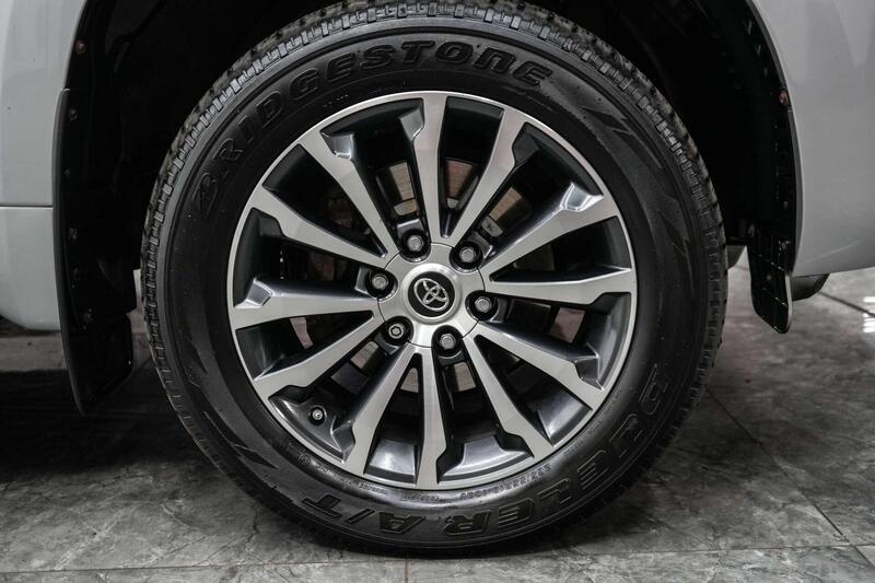 Toyota Land Cruiser view 7