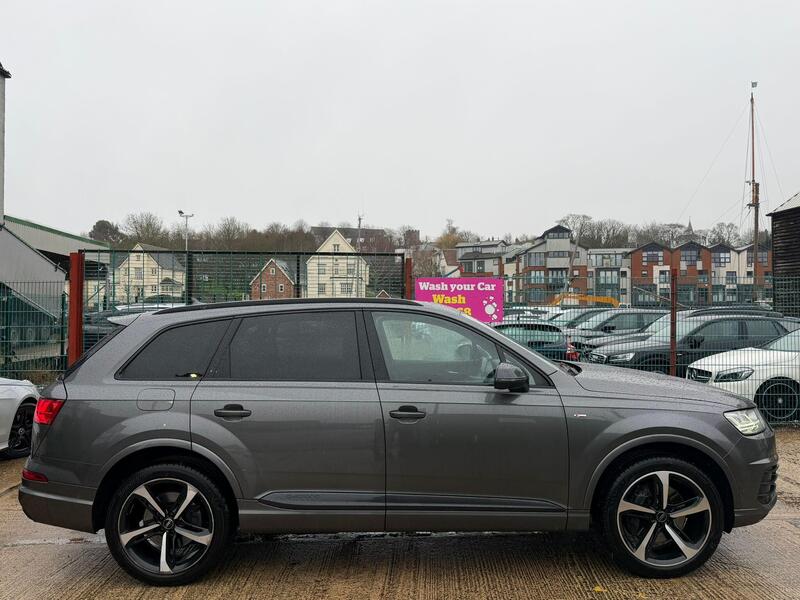 Audi Q7 view 3