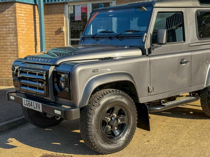 Land Rover Defender 90 view 4