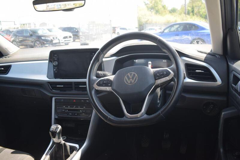 Volkswagen T-Roc view 3