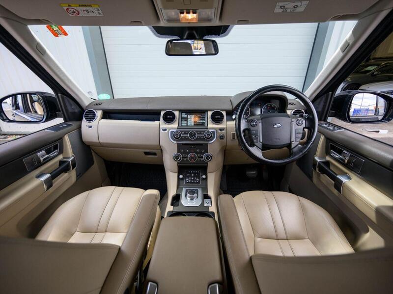 Land Rover Discovery 4 view 3