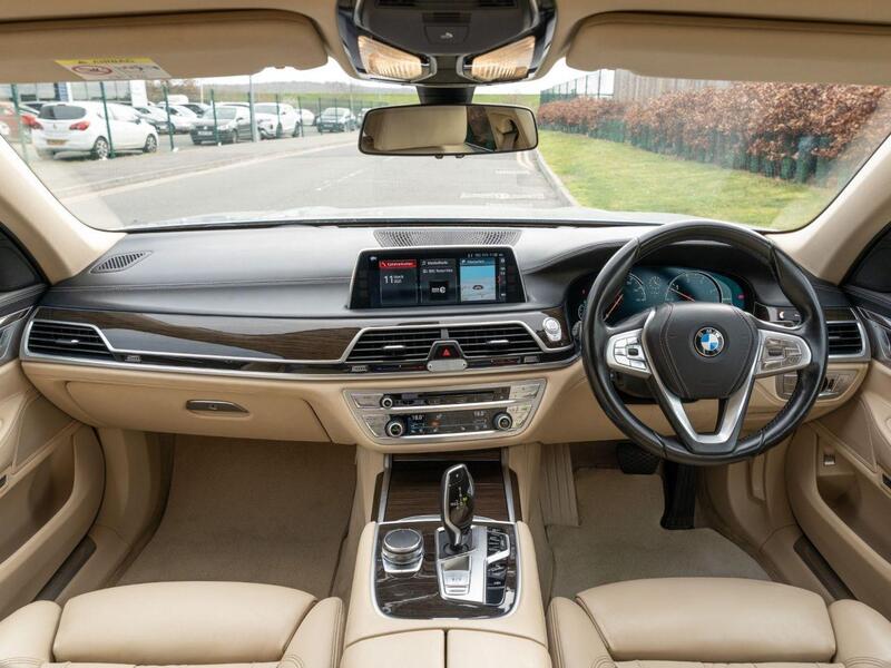 BMW 7 Series view 11
