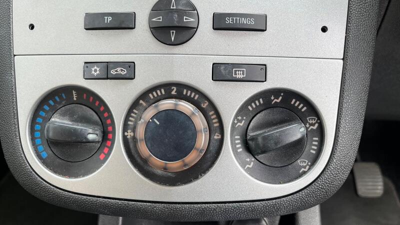 2013 Vauxhall Corsa — photo 33