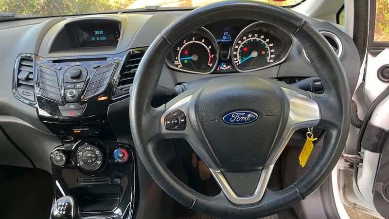 2013 Ford Fiesta — photo 30