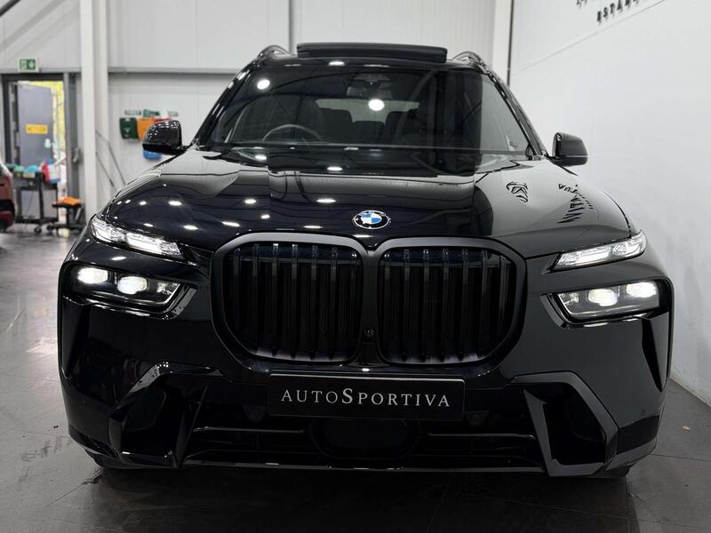 BMW X7 view 7