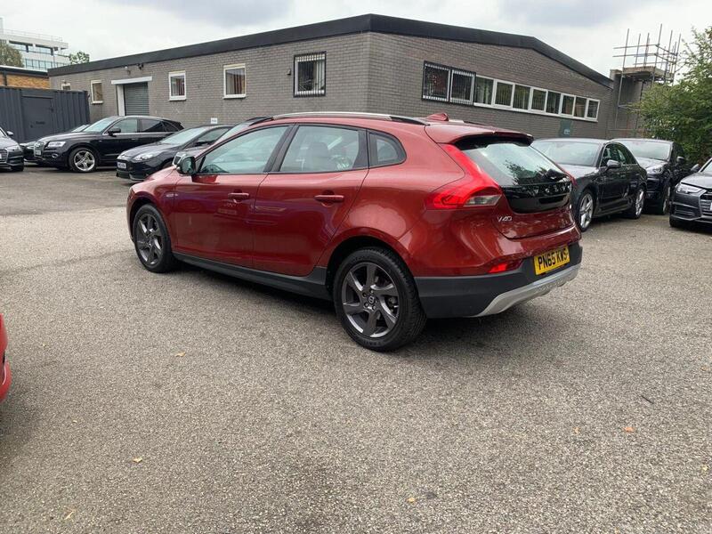 Volvo V40 Cross Country view 4