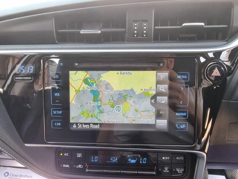 Toyota Auris view 3