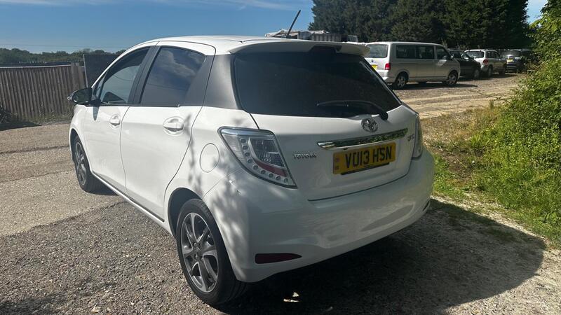 2013 Toyota Yaris — photo 4