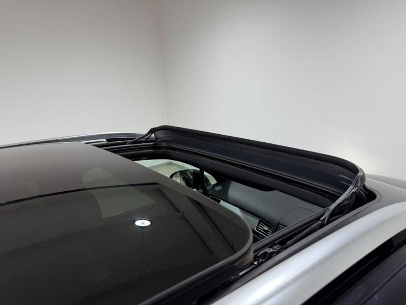 Volkswagen Touareg view 5