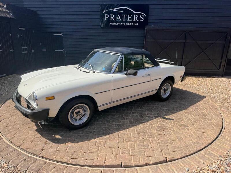 Fiat 124 Spider view 2