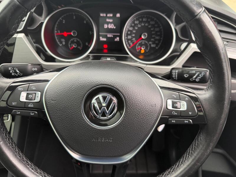 Volkswagen Touran view 3
