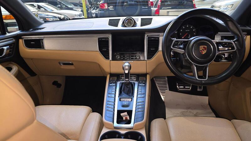 Porsche Macan view 4