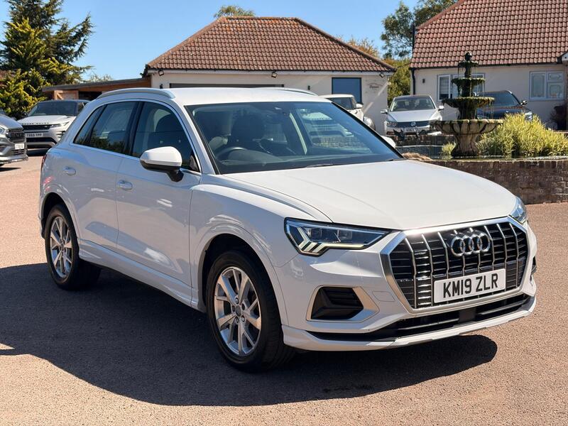 Audi Q3 view 3