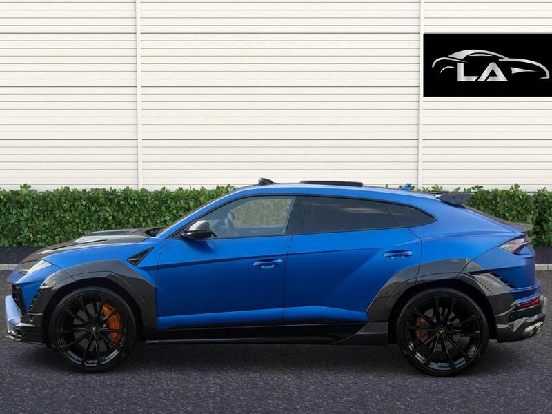 Lamborghini Urus view 3