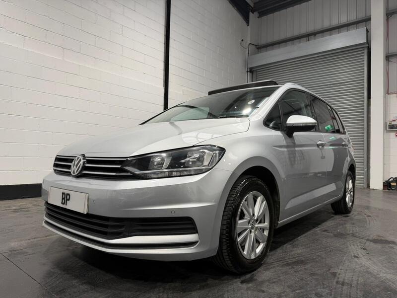 Volkswagen Touran view 3