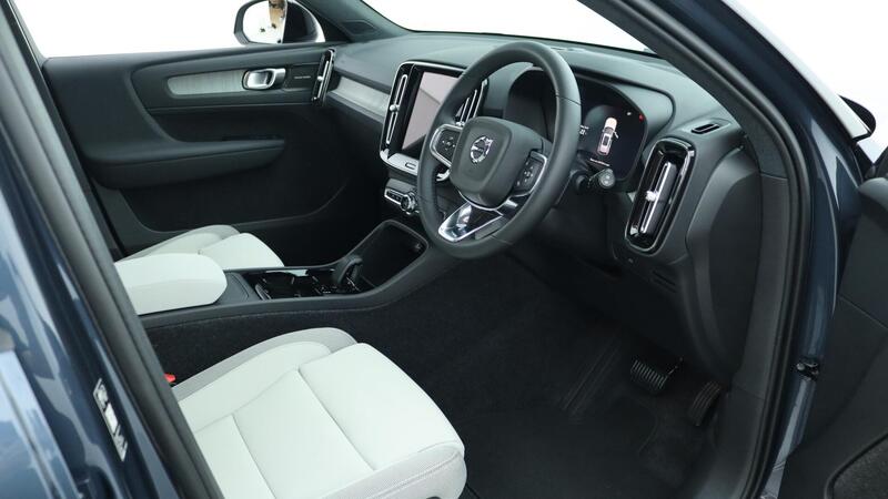Volvo Ex40 view 4