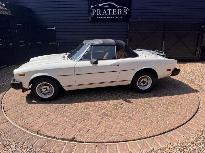 Fiat 124 Spider view 6