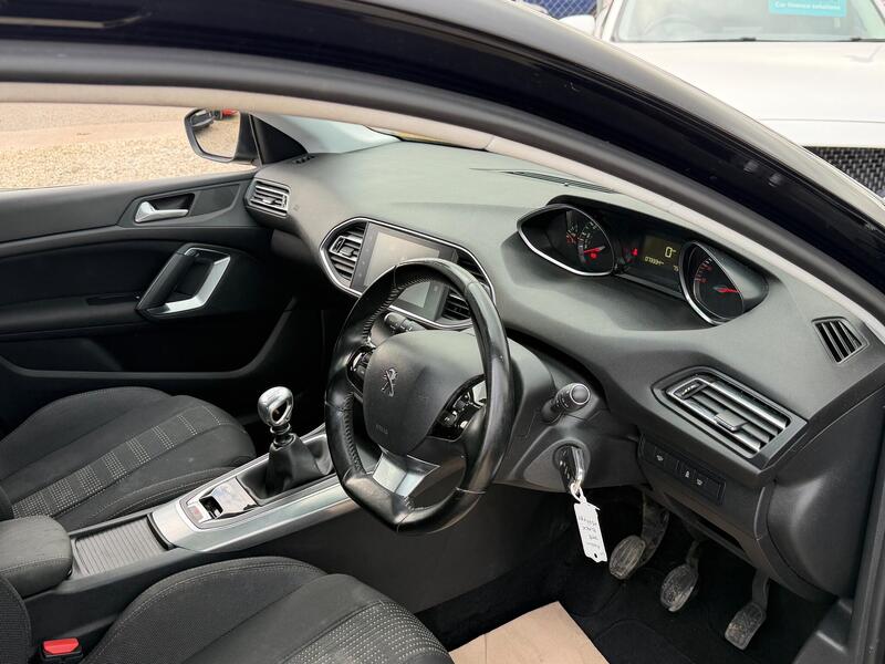 Peugeot 308 view 3