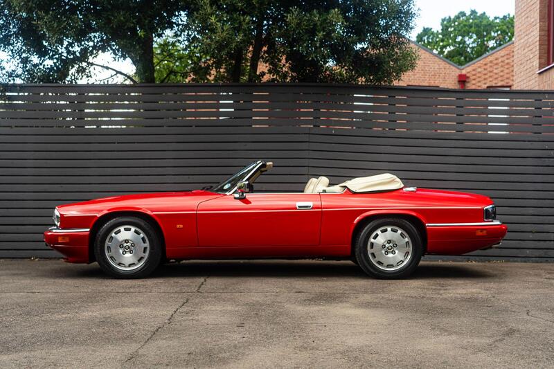 Jaguar XJS view 3