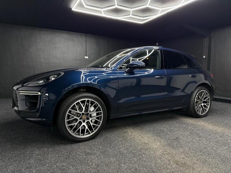Porsche Macan view 3
