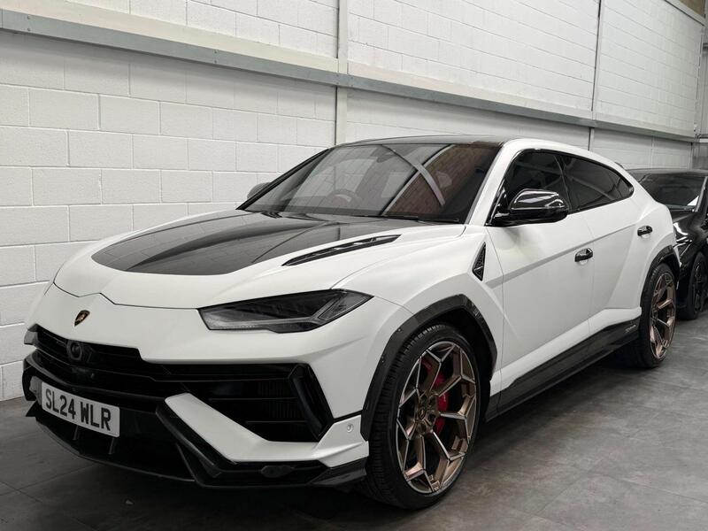 Lamborghini Urus view 3