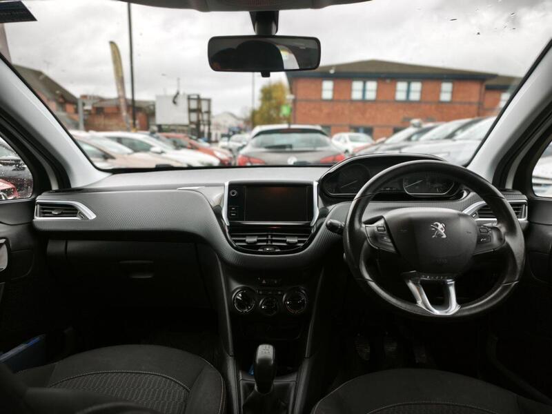 Peugeot 208 view 6