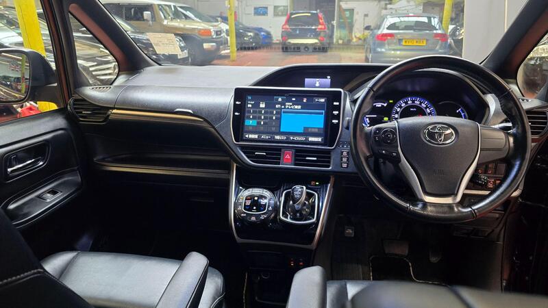 Toyota Voxy view 4