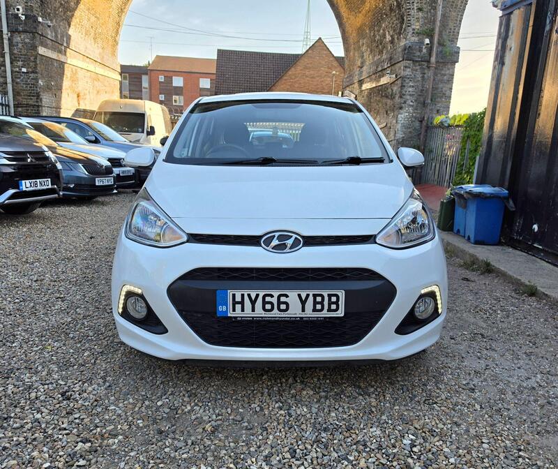 Hyundai i10 1.2 Premium SE Auto Euro 6 5dr view 2