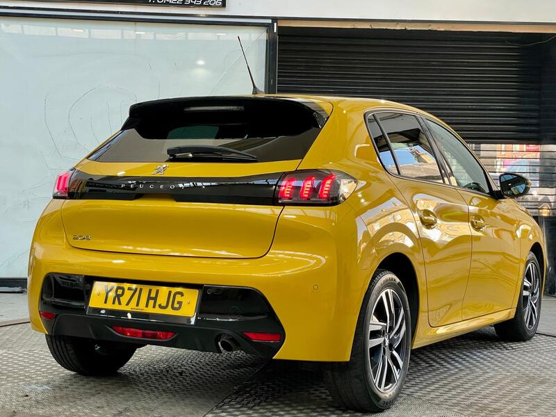Peugeot 208 view 4
