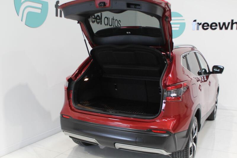 2017 Nissan Qashqai in Red — image 38 of 70