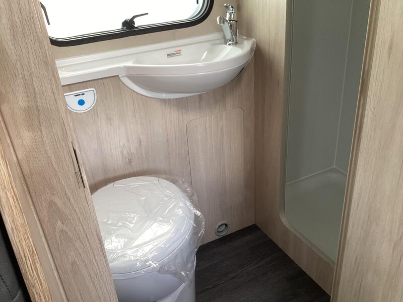Auto-Trail Expedition C72 — image 15