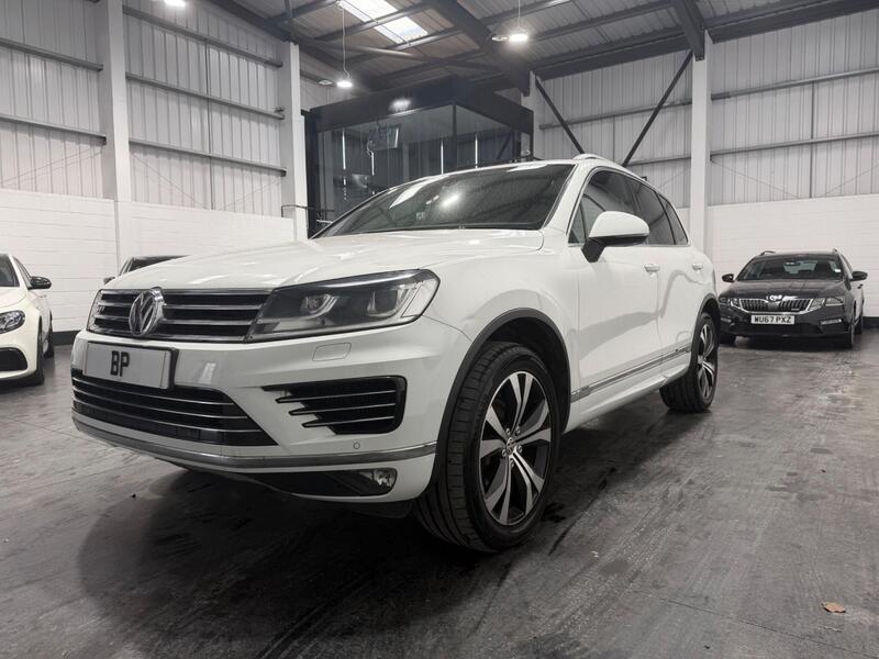 Volkswagen Touareg view 6