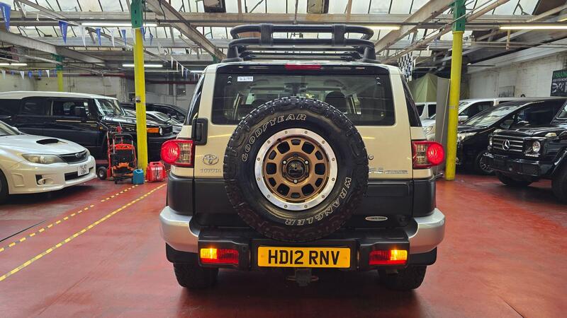 Toyota FJ Cruiser view 5