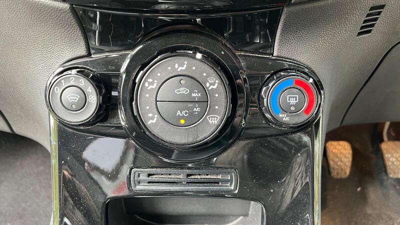 2015 Ford Fiesta — photo 36