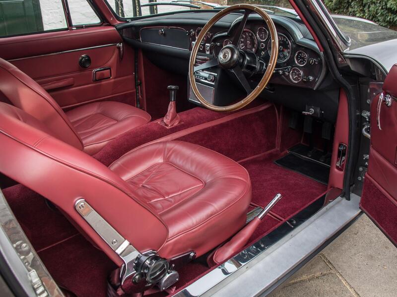 Aston Martin DB6 view 3