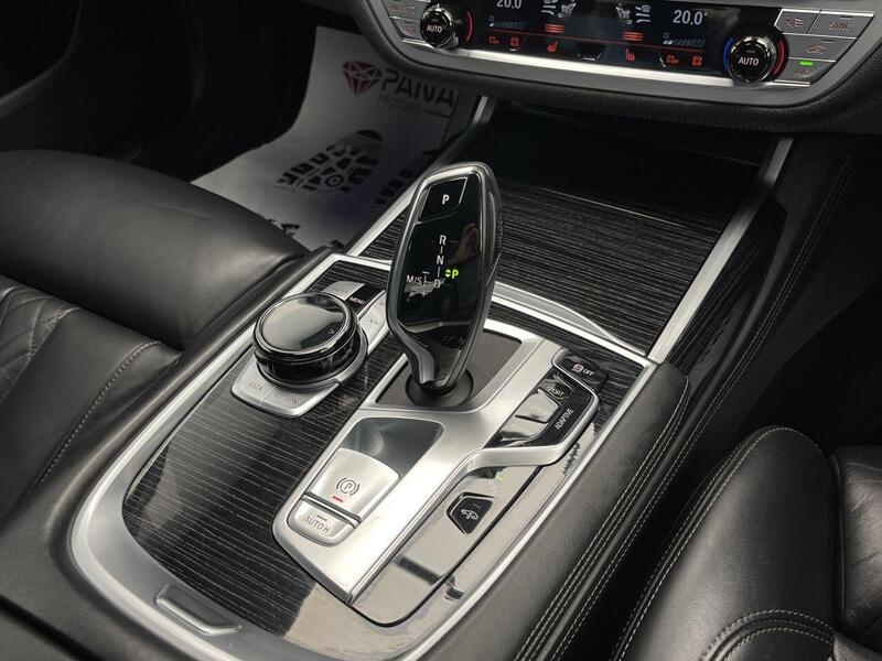 BMW 7 Series view 25