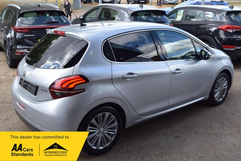 Peugeot 208 view 3