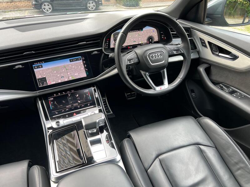 Audi Q8 view 37